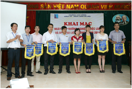 Thầy Trần Mạnh Trường - Giám Đốc Dự Án ITPlus Academy( thứ 3 từ trái qua) đại diện cho ITPlus Academy tham dự chương trình